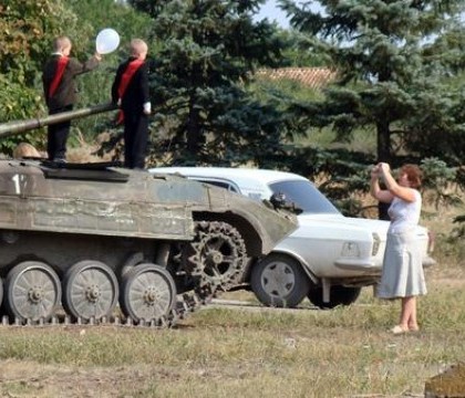 Un tata si-a adus baiatul, in prima zi de scoala, pe un tanc. Imaginile incredibile surprinse in Donetk