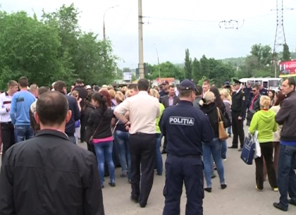 Comerciantii care au blocat circulatia pe podul de pe strada Ismail vor fi sanctionati. Ce amenda risca Comerciantii care au blocat circulatia pe podul de pe strada Ismail vor fi sanctionati. Ce amenda risca