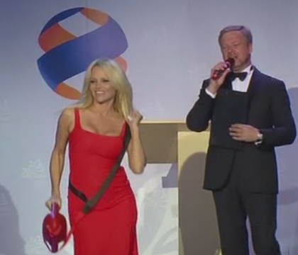 Pamela Anderson isi vinde pluta din BayWatch pentru a ajuta o gradina zoologica distrusa de inundatii Pamela Anderson isi vinde pluta din BayWatch pentru a ajuta o gradina zoologica distrusa de inundatii