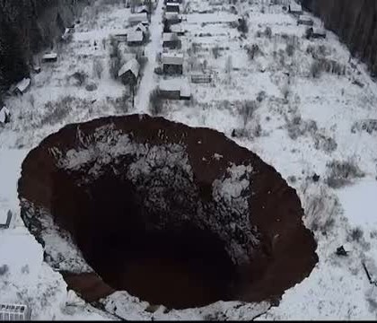 Craterul aparut in Rusia acum 9 luni a crescut dramatic in dimensiuni. Cat de periculos este pentru cei care locuiesc in zona