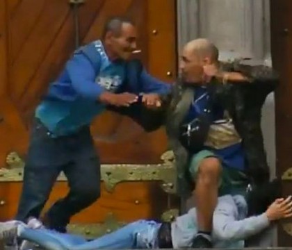 A vrut sa intervina pentru a elibera o ostatica, dar a fost impuscat in cap, sub ochii multimii. Momentul a fost FILMAT - VIDEO A vrut sa intervina pentru a elibera o ostatica, dar a fost impuscat in cap, sub ochii multimii. Momentul a fost FILMAT - VIDEO