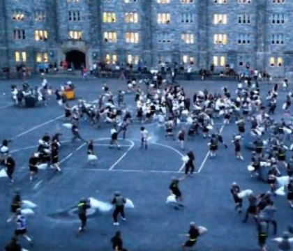 O bataie cu perne s-a transformat in macel. Imagini incredibile cu cadetii celei mai prestigioase academii militare din SUA - VIDEO