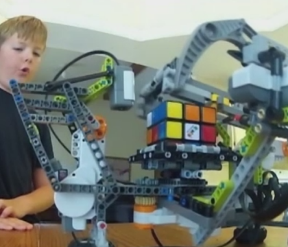 La doar 9 ani, un pusti din Missouri a construit un robot care sa rezolve cubul Rubik. Ce componente a folosit La doar 9 ani, un pusti din Missouri a construit un robot care sa rezolve cubul Rubik. Ce componente a folosit