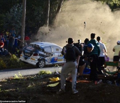 Imagini SOCANTE. 6 persoane au murit si alte 16 sunt in stare grava, dupa ce un sofer a pierdut controlul volanului la raliu Imagini SOCANTE. 6 persoane au murit si alte 16 sunt in stare grava, dupa ce un sofer a pierdut controlul volanului la raliu