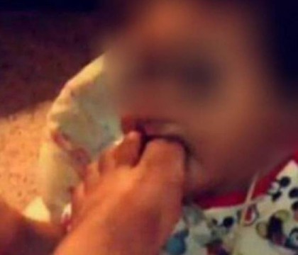 O mama minora s-a fotografiat cu degetul de picior in gura copilului ei si a publicat imaginea. Politia face ancheta