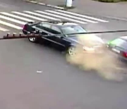 Trei soferite au fost implicate intr-un accident in lant, in Braila, Romania. Totul a fost filmat de camerele de supraveghere Trei soferite au fost implicate intr-un accident in lant, in Braila, Romania. Totul a fost filmat de camerele de supraveghere