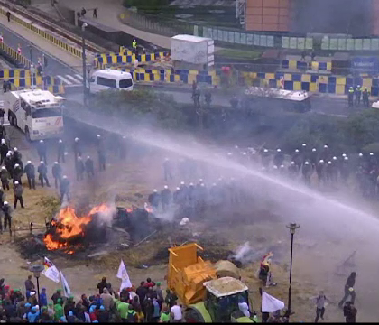 Proteste violente ale fermierilor la Bruxelles. Comisia Europeana va deloca 500 mil. EURO ca ajutor de urgenta Proteste violente ale fermierilor la Bruxelles. Comisia Europeana va deloca 500 mil. EURO ca ajutor de urgenta