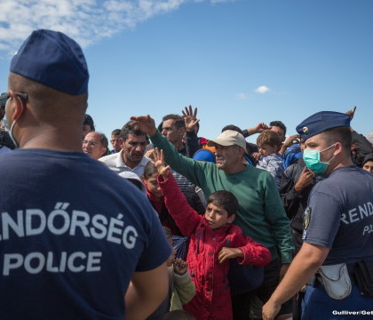 VIDEO: O jurnalista din Ungaria a lovit cu piciorul in imigranti, inclusiv in copii. Cum a fost sanctionata VIDEO: O jurnalista din Ungaria a lovit cu piciorul in imigranti, inclusiv in copii. Cum a fost sanctionata
