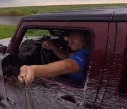 Ce a patit un barbat care a vrut sa isi faca o poza cu selfie stick-ul, in timp ce se afla la volan. VIDEO
