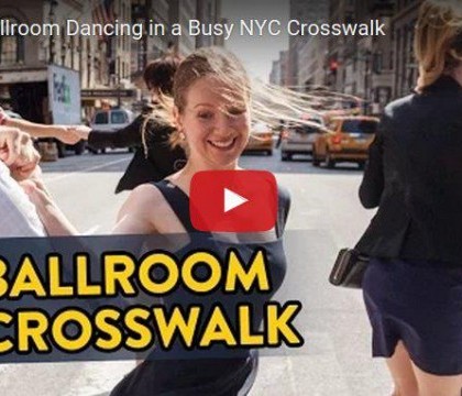 Spectacol de dans desfasurat in mijlocul celei mai aglomerate strazi din New York Spectacol de dans desfasurat in mijlocul celei mai aglomerate strazi din New York