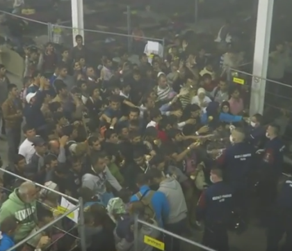 Politia ungara, filmata in secret aruncand mancare catre migranti: "E ca si cum ai hrani animale inchise intr-un tarc" VIDEO Politia ungara, filmata in secret aruncand mancare catre migranti: "E ca si cum ai hrani animale inchise intr-un tarc" VIDEO