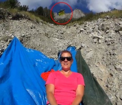 A crezut ca este singura in munti si a vrut sa-si faca un selfie. Ce a aparut in spatele acestei femei. VIDEO A crezut ca este singura in munti si a vrut sa-si faca un selfie. Ce a aparut in spatele acestei femei. VIDEO