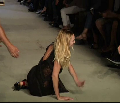 Un model a cazut in timpul prezentarii de moda a Casei Givenchy, la New York. Reactia celor din sala