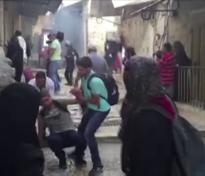 Violente la Ierusalim. Politistii israelieni, atacati cu pietre si artificii de mai multi tineri palestinieni Violente la Ierusalim. Politistii israelieni, atacati cu pietre si artificii de mai multi tineri palestinieni