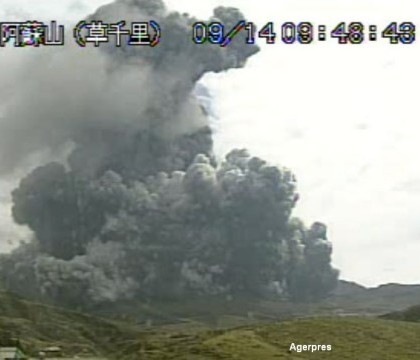 Alerta in Japonia, dupa ce vulcanul Aso a erupt. Vizitatorii au fost evacuati rapid din zona