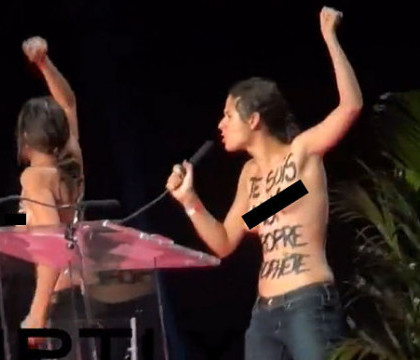 Membre FEMEN batute dupa ce au protestat topless la o conferinta a musulmanilor. Mesaje de pe Twitter au cerut violarea lor Membre FEMEN batute dupa ce au protestat topless la o conferinta a musulmanilor. Mesaje de pe Twitter au cerut violarea lor