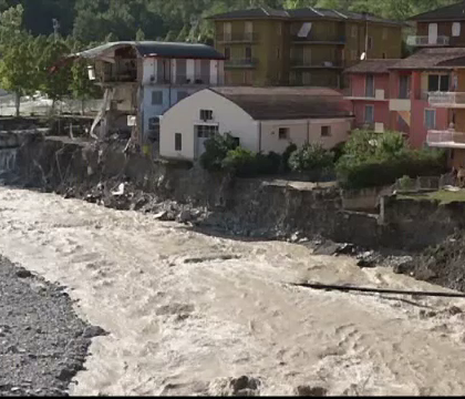 Inundatii devastatoare in Italia. Apele au rupt bucati din case si drumuri, iar mai multe persoane sunt date disparute Inundatii devastatoare in Italia. Apele au rupt bucati din case si drumuri, iar mai multe persoane sunt date disparute