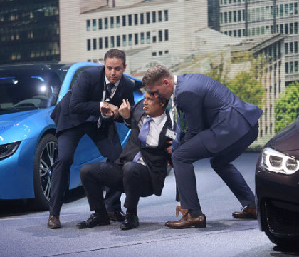 Directorul general al BMW a lesinat pe scena, in timpul unei prezentari la Salonul auto de la Frankfurt. VIDEO Directorul general al BMW a lesinat pe scena, in timpul unei prezentari la Salonul auto de la Frankfurt. VIDEO