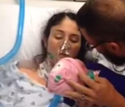 Momentul impresionant in care o mama se trezeste din coma atunci cand isi aude bebelusul plangand pentru prima data.VIDEO Momentul impresionant in care o mama se trezeste din coma atunci cand isi aude bebelusul plangand pentru prima data.VIDEO