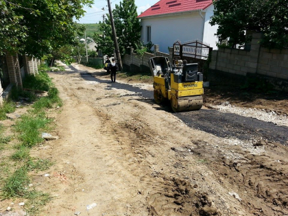 O ploaie a fost de ajuns ca sa spele totul. Cum arata acum cararea din Durlesti care a fost carpita cu asfalt