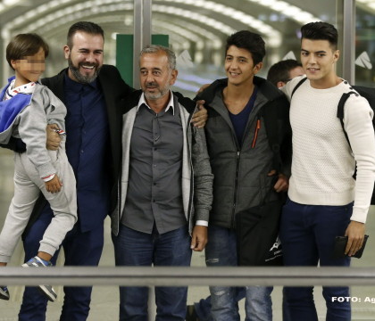 Osama Abdul Mohsen, sirianul care a fost lovit de jurnalista maghiara, a scapat de probleme: "Va iubesc pe toti, ador Spania" Osama Abdul Mohsen, sirianul care a fost lovit de jurnalista maghiara, a scapat de probleme: "Va iubesc pe toti, ador Spania"