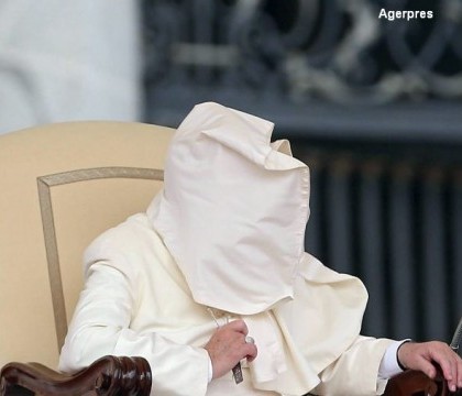 Incident amuzant in timpul unui discurs al Papei Francisc. O pala de vant i-a creat probleme Suveranului Pontif. FOTO Incident amuzant in timpul unui discurs al Papei Francisc. O pala de vant i-a creat probleme Suveranului Pontif. FOTO
