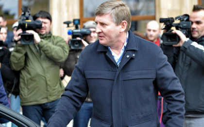Casa patronului de la Sahtior Donetk, Rinat Ahmetov, luata cu asalt de militanti pro-rusi inarmati Casa patronului de la Sahtior Donetk, Rinat Ahmetov, luata cu asalt de militanti pro-rusi inarmati