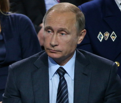 Doi rapperi suedezi au construit un "bar gay" pe o insula detinuta de Vladimir Putin. Reactia Kremlinului Doi rapperi suedezi au construit un "bar gay" pe o insula detinuta de Vladimir Putin. Reactia Kremlinului