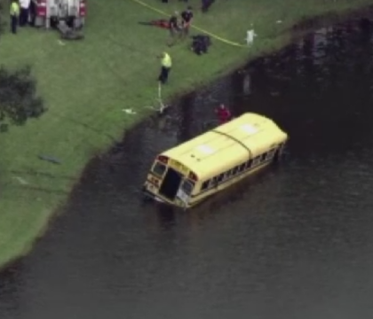 Accident dramatic in Florida. Un autobuz plin cu scopii s-a rasturnat intr-un iaz, dupa ce soferul a pierdut controlul