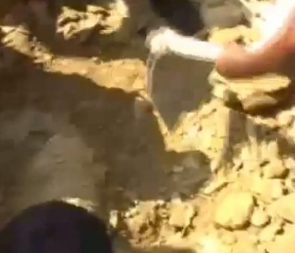 Un barbat beat a murit dupa ce angajatii de pe un santier au construit un drum peste el