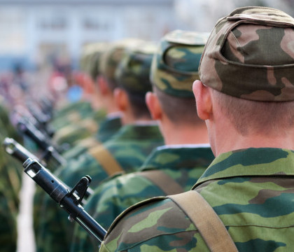 Un fost soldat britanic a ajuns sa doarma pe strazi, dupa moartea fiului sau. Cum il trateaza oamenii cand il vad Un fost soldat britanic a ajuns sa doarma pe strazi, dupa moartea fiului sau. Cum il trateaza oamenii cand il vad