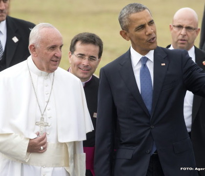 Papa Francisc a inceput o vizita istorica in Statele Unite. Suveranul pontif a fost intampinat de familia Obama Papa Francisc a inceput o vizita istorica in Statele Unite. Suveranul pontif a fost intampinat de familia Obama