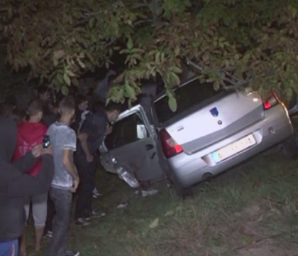 "Masina a luat forma copacului". Accident teribil in Arges, Romania, unde un barbat a murit la cativa kilometri de casa "Masina a luat forma copacului". Accident teribil in Arges, Romania, unde un barbat a murit la cativa kilometri de casa