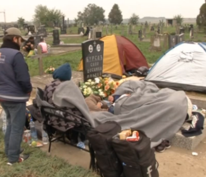 Peste 2000 de refugiati au dormit intr-un cimitir de la granita sarbo-croata. Au instalat corturi printre morminte. VIDEO Peste 2000 de refugiati au dormit intr-un cimitir de la granita sarbo-croata. Au instalat corturi printre morminte. VIDEO