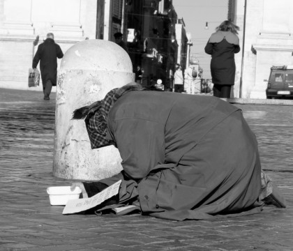 Ce face o cersetoare pe strazile din Norvegia cand nimeni nu e atent. O fotografie din spate i-a dezvaluit "secretul". FOTO Ce face o cersetoare pe strazile din Norvegia cand nimeni nu e atent. O fotografie din spate i-a dezvaluit "secretul". FOTO