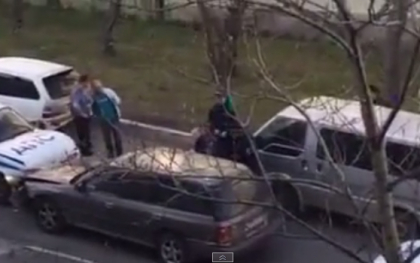 GTA in Rusia! Un sofer disperat face praf masinile politistilor! Acestia, nevoiti sa traga focuri de arma. VIDEO