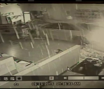 Au intrat cu masina intr-un magazin de arme, iar ceea ce urmat pare scena de film. Camere au surprins totul