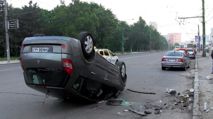 Accident in sectorul Botanica: O masina s-a rasturnat. Un pasager a chemat de urgenta ambulanta si politia. VIDEO Accident in sectorul Botanica: O masina s-a rasturnat. Un pasager a chemat de urgenta ambulanta si politia. VIDEO