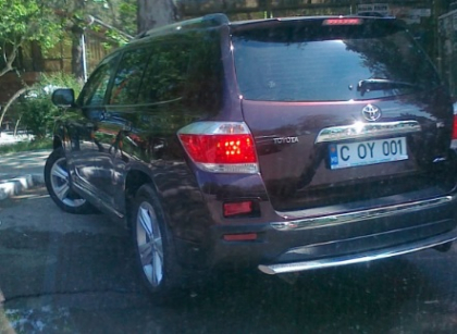 Asta chiar e grosolanie. Ce-si permite sa faca soferul acestei Toyota intr-o statie din capitala. FOTO
