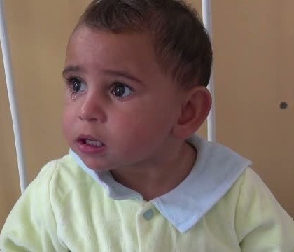 "Va rog sa aveti grija de ei, Dumnezeu sa va ajute". Si-a abandonat cei doi copii in curtea spitalului, cu acest mesaj la gat "Va rog sa aveti grija de ei, Dumnezeu sa va ajute". Si-a abandonat cei doi copii in curtea spitalului, cu acest mesaj la gat