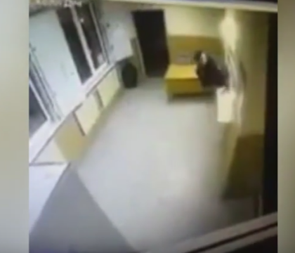 Evadare in stil rusesc. Cum a fugit un hot dintr-o sectie de politie, chiar de sub nasul a doua politiste. VIDEO Evadare in stil rusesc. Cum a fugit un hot dintr-o sectie de politie, chiar de sub nasul a doua politiste. VIDEO