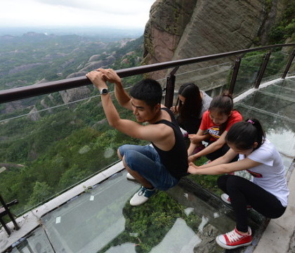 Primul pod suspendat, din sticla, din China a fost inaugurat. Structura se clatina usor la deplasarea turistilor. FOTO Primul pod suspendat, din sticla, din China a fost inaugurat. Structura se clatina usor la deplasarea turistilor. FOTO