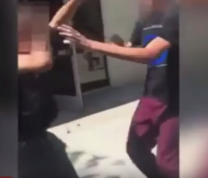 Momentul in care un adolescent care bate un copil orb este oprit de catre un alt coleg. Clipul a devenit viral - VIDEO Momentul in care un adolescent care bate un copil orb este oprit de catre un alt coleg. Clipul a devenit viral - VIDEO