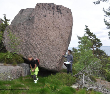 Cercetatorii suedezi au descoperit "Insula vrajitoarelor". Se spune ca, daca iei o piatra, vei avea ghinion toata viata Cercetatorii suedezi au descoperit "Insula vrajitoarelor". Se spune ca, daca iei o piatra, vei avea ghinion toata viata