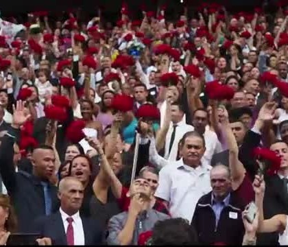 400 de cupluri din Brazilia si-au unit destinele intr-o ceremonie colectiva, pe un stadion de fotbal. Care este motivul