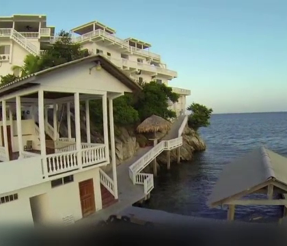 Hotelul luxos de 1.7 milioane de dolari ridicat in mijlocul Marii Caraibilor. Ce se ascunde sub constructia impresionanta