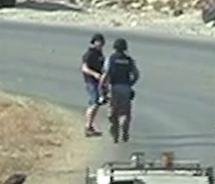 Un jurnalist AFP, agresat de soldati israelieni pentru ca filma incidentele cu palestinienii: "Si-a scos pistolul" Un jurnalist AFP, agresat de soldati israelieni pentru ca filma incidentele cu palestinienii: "Si-a scos pistolul"