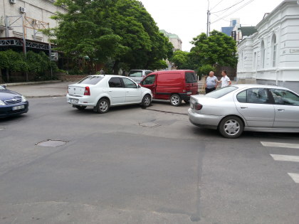 Accident in centrul capitalei. Doua masini s-au ciocnit intr-o intersectie. FOTO Accident in centrul capitalei. Doua masini s-au ciocnit intr-o intersectie. FOTO