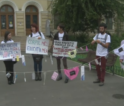 Mars in Bucuresti pentru introducerea educatiei sexuale in scoli. Voluntarii s-au ales cu o amenda pentru o "sfoara intima" Mars in Bucuresti pentru introducerea educatiei sexuale in scoli. Voluntarii s-au ales cu o amenda pentru o "sfoara intima"