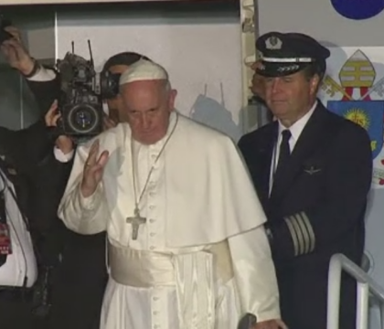 Incident la finalul vizitei in SUA a lui Papa Francisc. Ce s-a intamplat pe scarile avionului care l-a transportat acasa